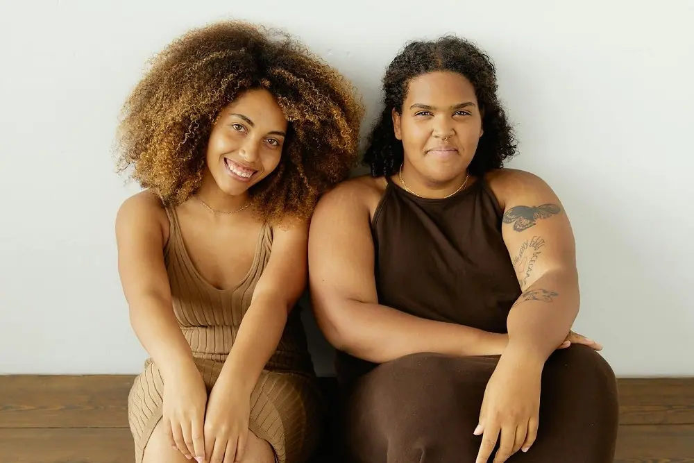 Recherche femmes représentant la diversité, modèles plus size...