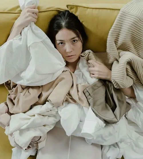 une gigantesque pile de vêtements dont on ne sait que faire 
