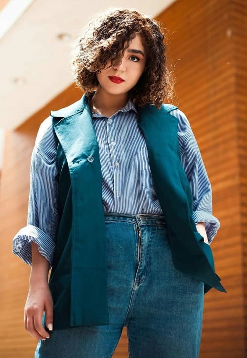 femme avec un style vestimentaire qui lui ressemble et lui donne de la confiance en soi 