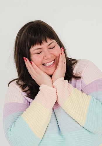 femme heureuse et soulagée portant un vêtement confortable fait sur mesure, la promesse Chardon Marie Créations