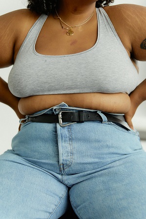 jean trop serré à la taille vêtement mal ajusté inconfort coupe standard prêt-à-porter