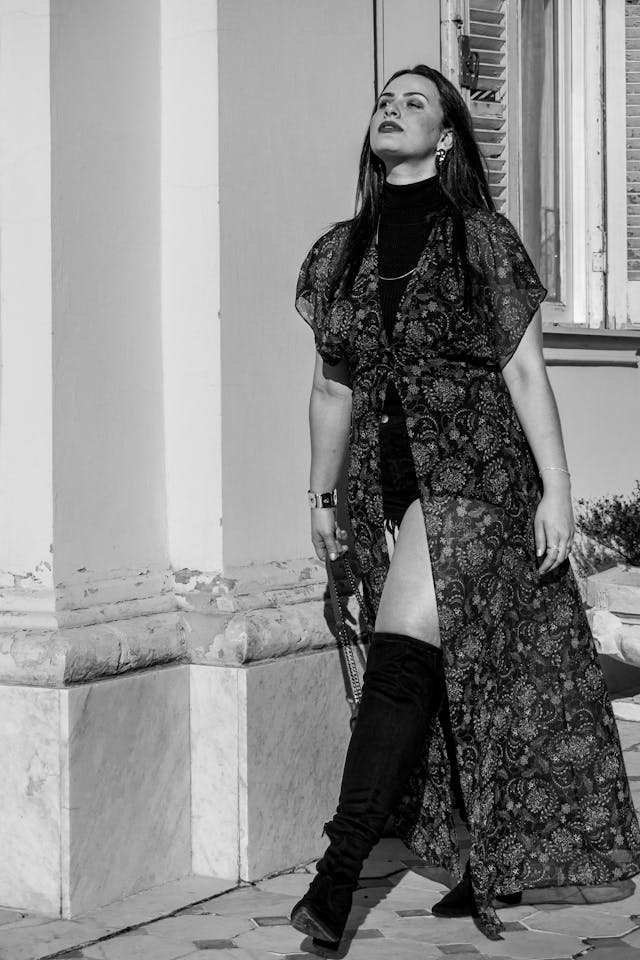 femme qui marche dans une tenue originale et qui respire le bien-être