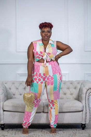 femme portant une tenue très colorée assortie en haut et en bas et des cheveux colorés aussi