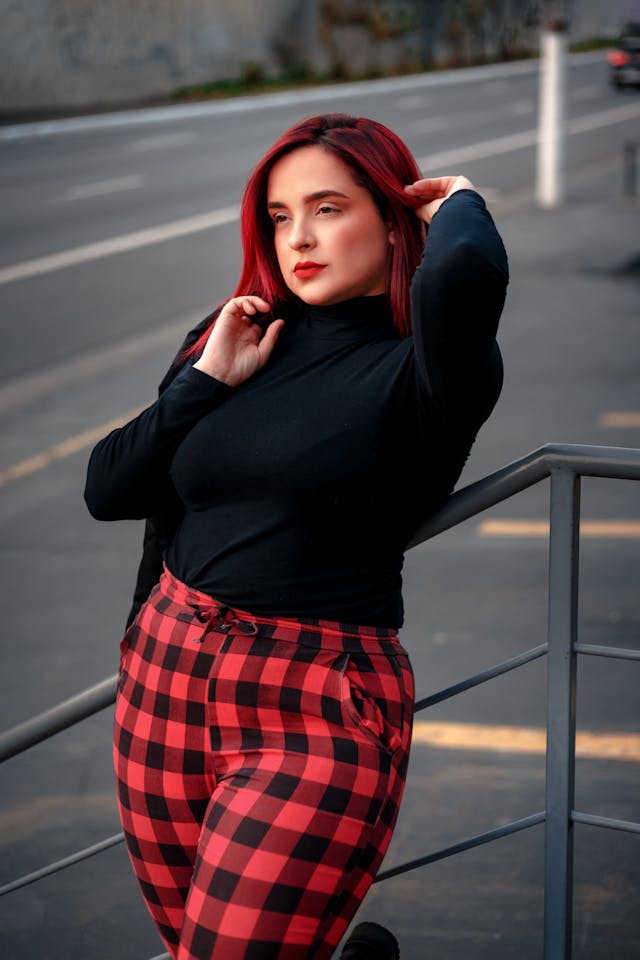 femme stylée dont la couleur de cheveux est assortie au ton du pantalon