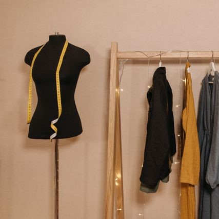 mannequin de couture avec mètre ruban suspendu dessus