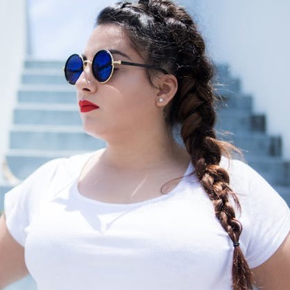 femme portant un haut neutre de qualité blanc