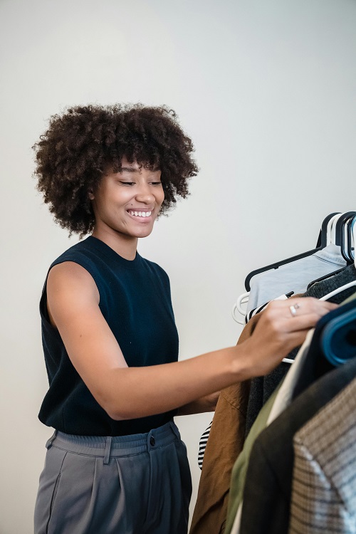 femme qui se sent libérée d'avoir une garde robe minimaliste