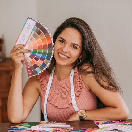 femme qui tient un nuancier de couleurs