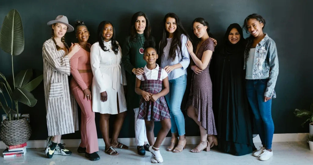 groupe de femme représentant l'inclusivité par leur diversité