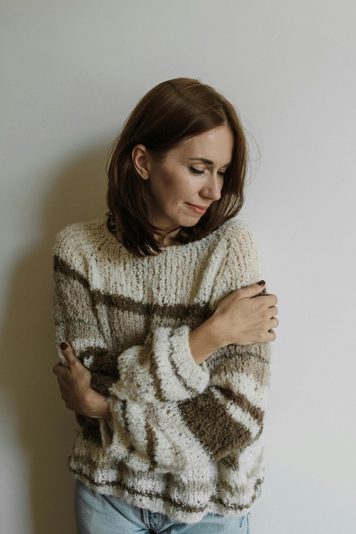 femme avec un pull en laine