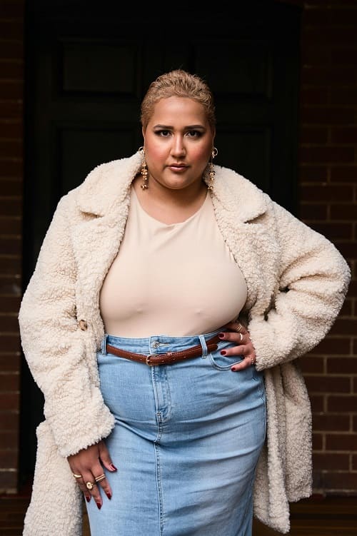 femme obèse posant dans une superbe tenue