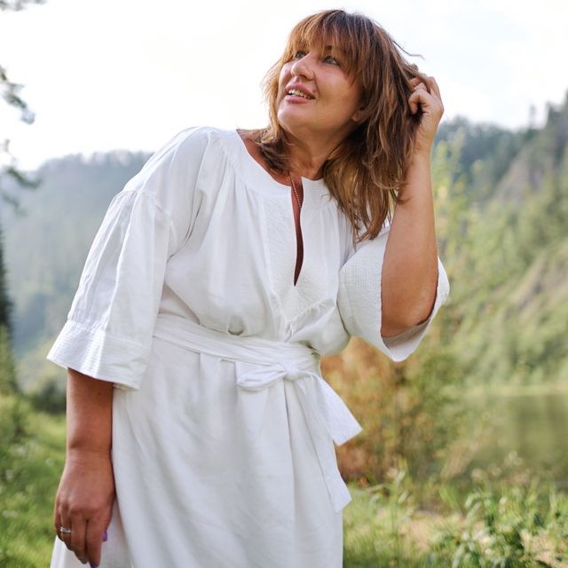 femme en robe blanche en coton